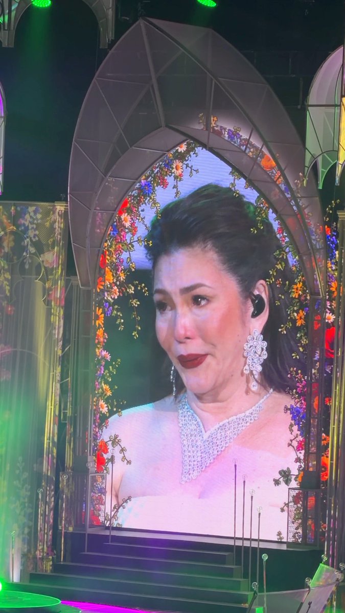 NAIIYAK SI ATE SO WE SANG YOU ARE MY SONG WITH HER 🥺 MAHAL NA MAHAL KA NAMIN regine alcasid FOREVER AND EVER #RegineFinale