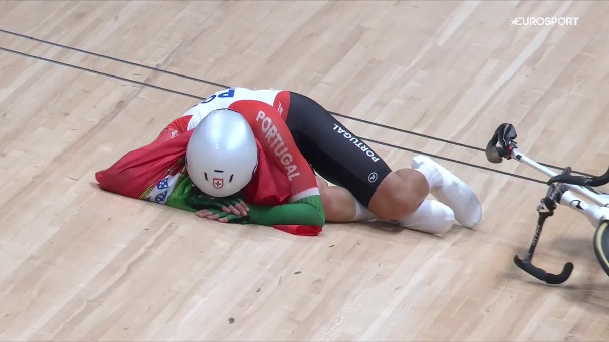 Lo que nadie ve. Lo que significa. 🥹 Las lágrimas de Iúri Leitao tras proclamarse campeón del mundo. #Shanghai2026 #LaCasadelCiclismo