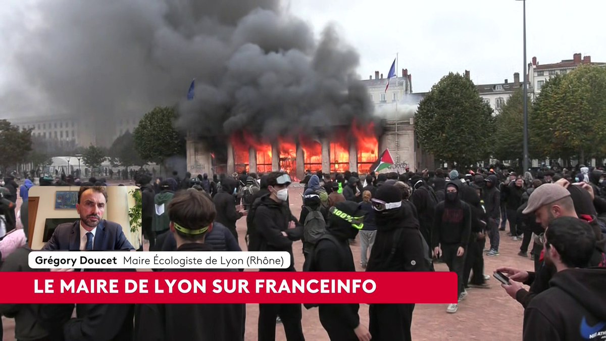🔴Mobilisation du 17 octobre : "Notre responsabilité, elle est d'abord de garder notre sang-froid", soutient Grégory Doucet, maire Écologiste de Lyon, après les débordements qui ont eu lieu sur la place Bellecour. "Les premières réponses politiques apportées au mouvement lycéen étaient très insatisfaisantes, voire maladroites, voire contreproductives", a-t-il déploré. #canal16
