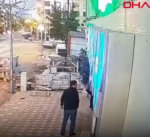 Midyat’ta kira anlaşmazlığı nedeniyle Nihat Bilgiç’in 14 bıçak darbesiyle öldürüldüğü olaya ait kamera görüntüleri dava dosyasına girdi. Cinayeti kabul eden Aziz Bilgiç, kaç kez ve neresinden bıçakladığını hatırlamadığını söyledi.