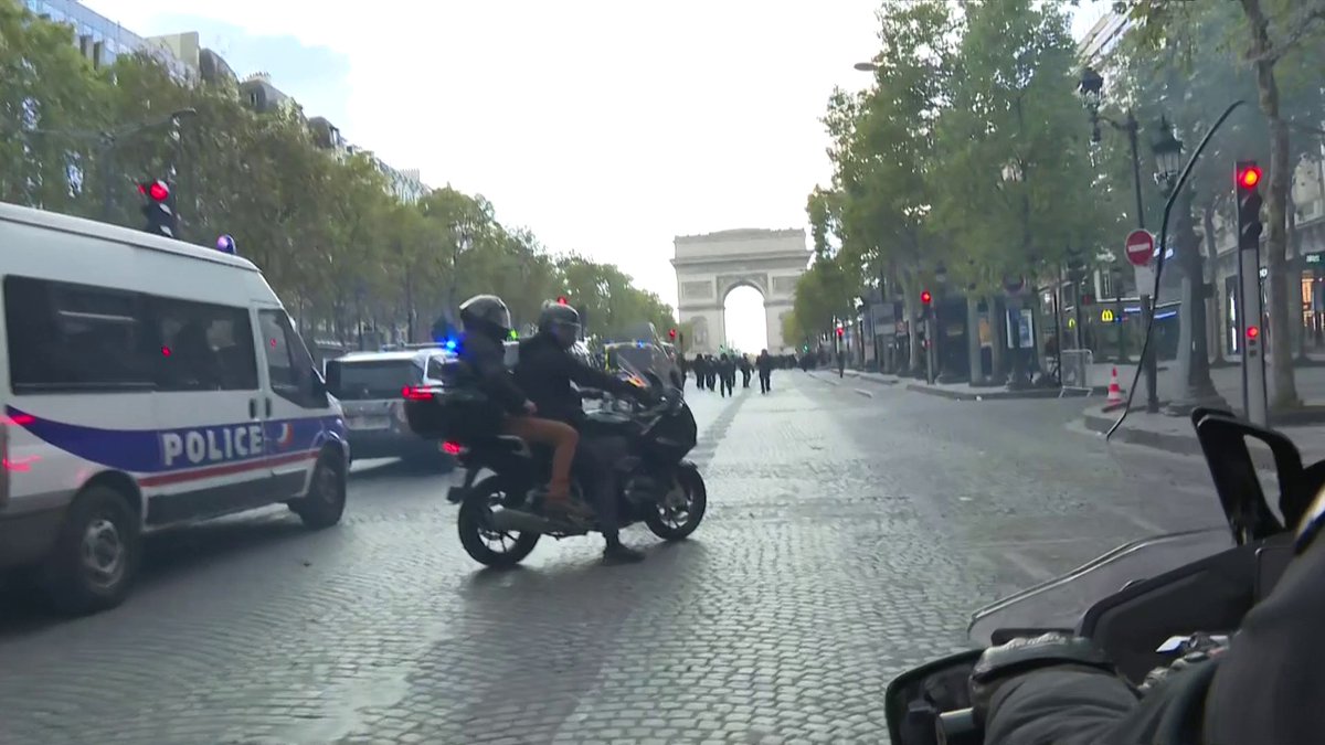 🇫🇷💥 FLASH | La police INTERVIENT sur les Champs-Élysées alors que les gilets jaunes s’y regroupent.