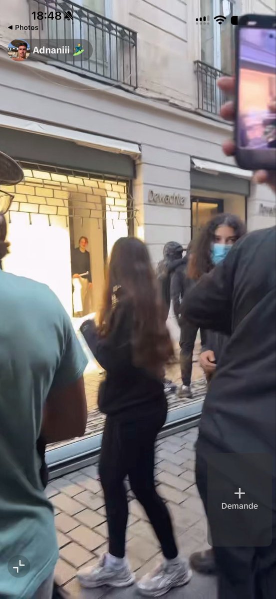 Un homme en sang défend son magasin coûte que coûte !! Pendant ce temps les pseudos journalistes de TikTok crient par hallah et wallah à toutes les phrases !! #Lyon #Paris #Marseille #pillage #Manifestationdu17 BFM CNEWS Frontières #France