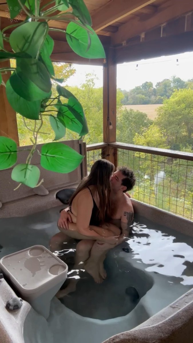 hot tub + mountains = pure romance 👩🏽❤️💋👨🏽