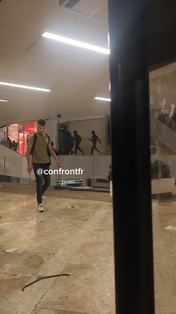 ❗️ [ 🇫🇷 FRANCE ] 🔸 À Marseille, de nombreuses personnes se trouvent actuellement dans le centre commercial des Bourses, qui est censé être fermé. Les pillages s’y multiplient.