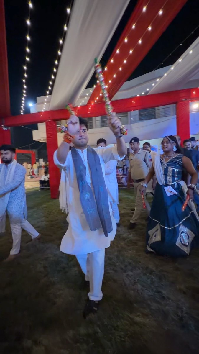 जय माँ अम्बे 🙏 📍 अशोकनगर में अपने प्यारे भाई-बहनों के साथ डांडिया…