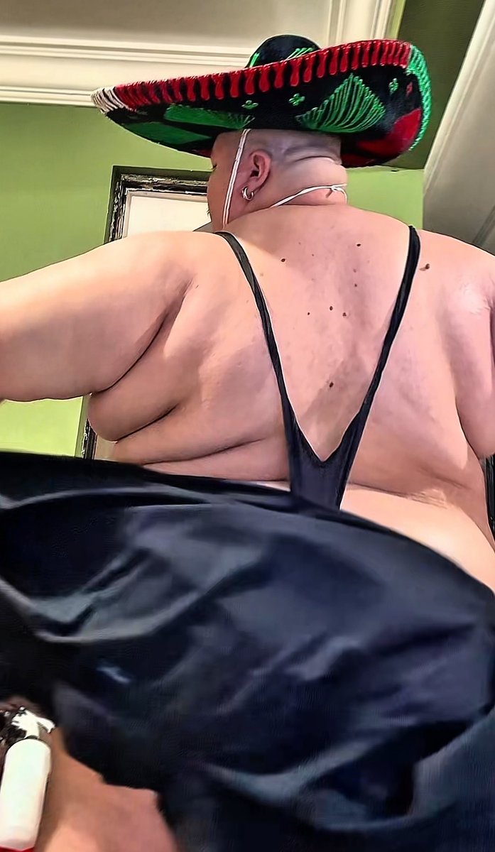 U would love a private show dont u, horny boy? 😈 and yes, u can touch everything u want (and lick if u wish) Check the full striptease video🥵🥵 #superchub #chubby #gainer #striptease #bear #show