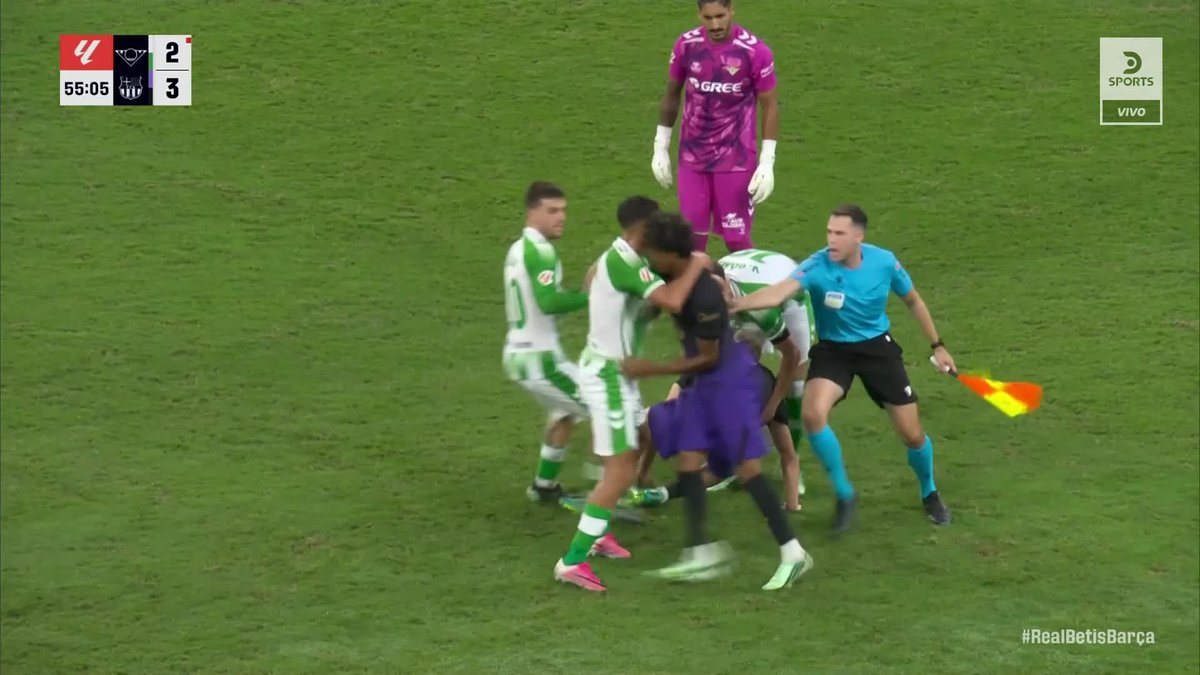Bernal se fue expulsado en el Betis pero este cabezazo a Lamine Yamal. ‼️🟥 El jugador de Barcelona también lo fue buscar. Se pudrió absolutamente todo. 🤬🇪🇸 ¿Qué opinan? ⁉️