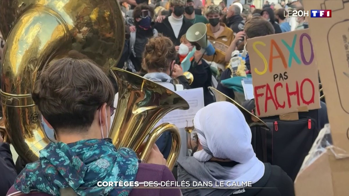 Mobilisation du 17 octobre : des cortèges dans le calme, loin des violences Alors que des violences et des pillages ont émaillé la journée de manifestations, les cortèges, eux, ont globalement défilé dans le calme. 📺🔴 #LE20H #JTWE de TF1 avec Anne-Claire Coudray