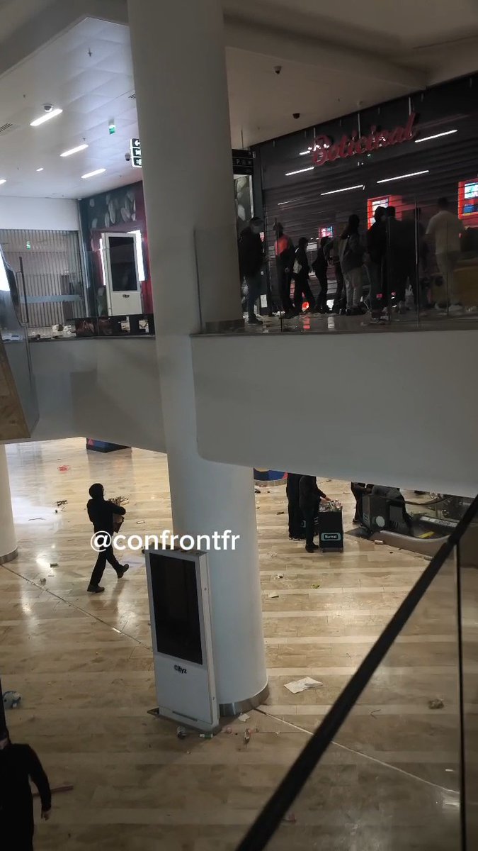 🔴⚠️ URGENT À Marseille. Il est 20h50 et le centre commercial ( Centre bourses ) est totalement dévalisé , plusieurs centaines de personnes sont actuellement à l'intérieur. #17octobre