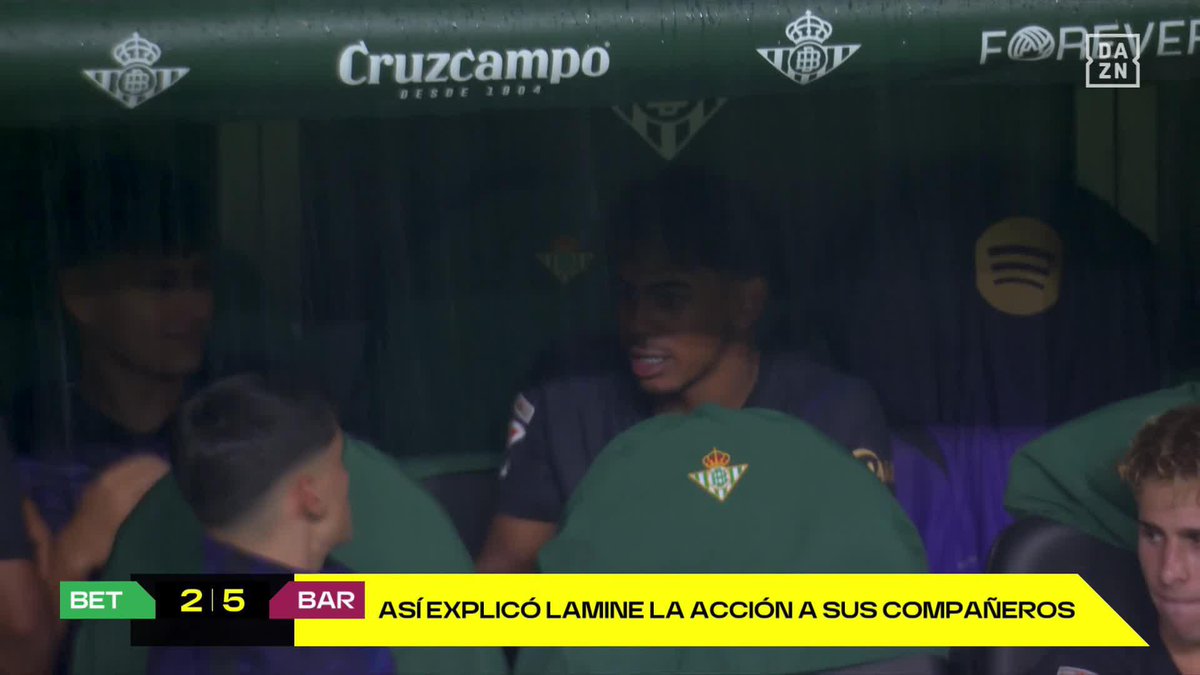 🚨 IMAGEN DAZN 🚨 Así explicaba Lamine Yamal a sus compañeros la acción que terminó con la expulsión de Facundo Bernal #LALIGAenDAZN⚽