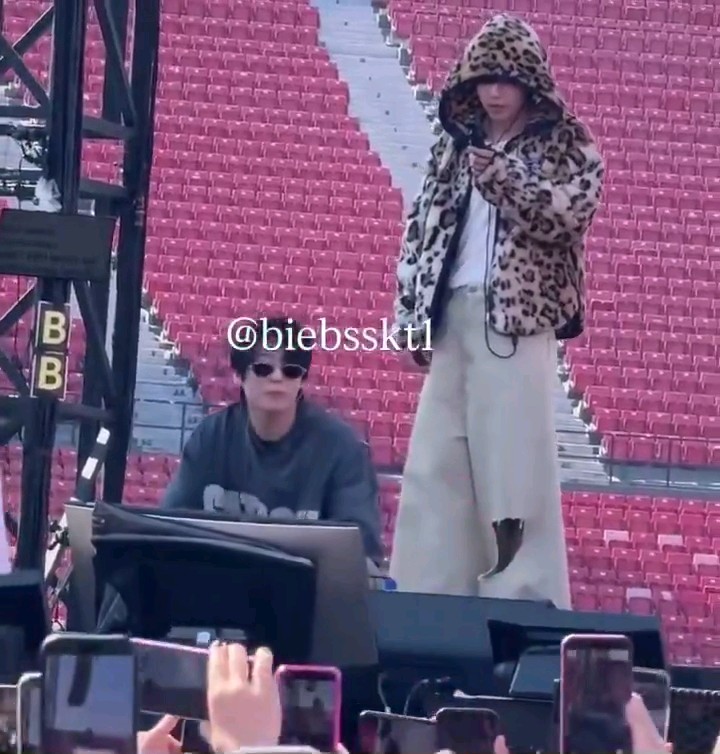 TAEHYUNG FILMING JUNGKOOK SINGING WITH ARMYS SO CUTE TAEKOOK 🥹💘