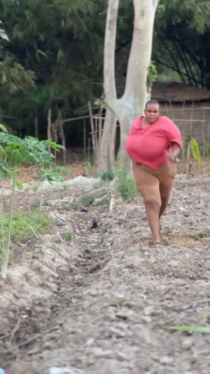 How can she be using that heavy load of breast to chase the little child 😂 that’s really a heavy a load i know you guys don’t like it this way #sexy #viral #viralreeĺs #viralvídeo #trend #fyp #foryou #trendingréels