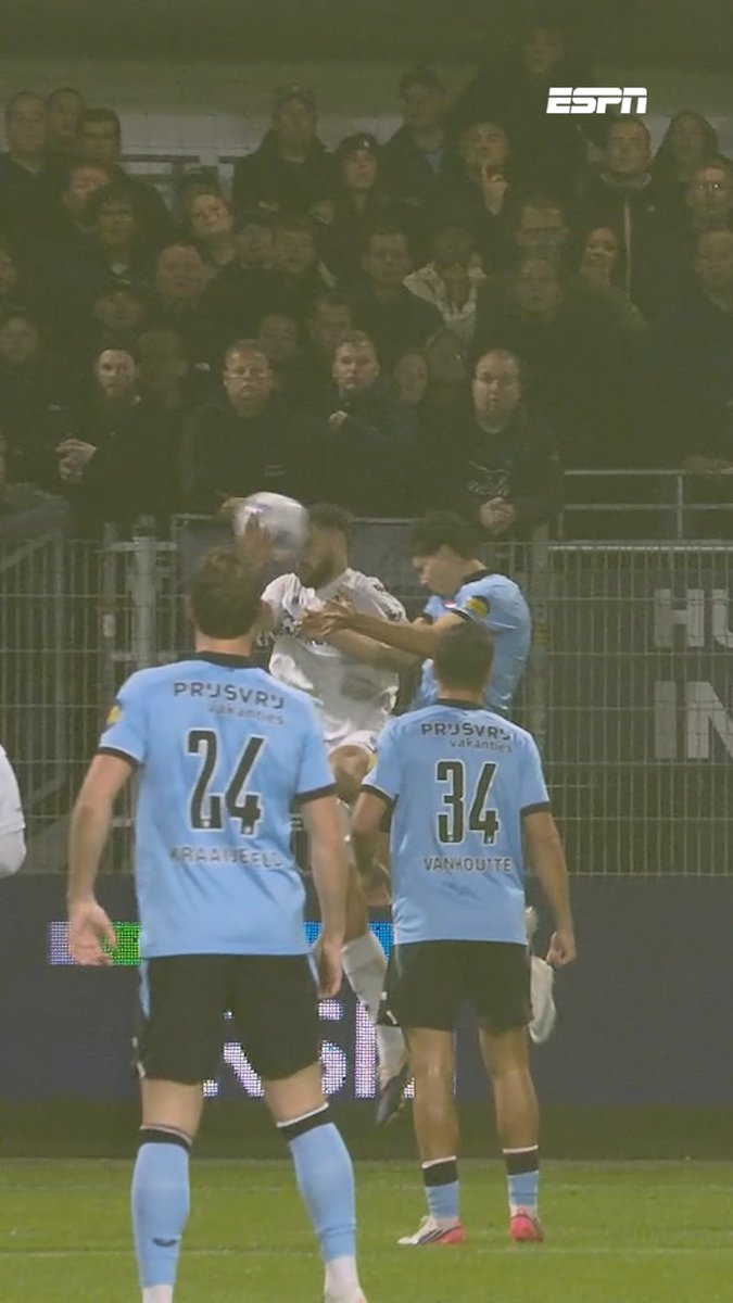 Hands of geen hands? 🔎✋︎ Na de VAR-review blijft de beslissing staan: penalty voor Feyenoord 🅿️ #telfey