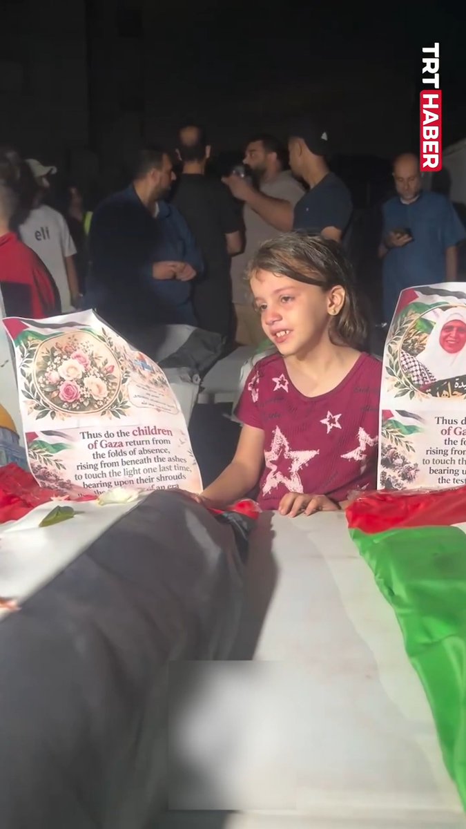Soykırımcı İsrail’in katlettiği 75 Filistinlinin cansız bedeni, 3 yıl sonra enkazdan çıkarıldı. Gazzeli çocuklar, ailelerine gözyaşlarıyla veda etti.