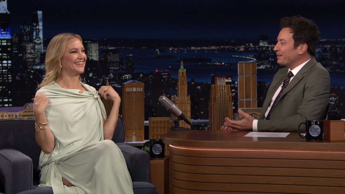 .Goldie Hawn constantly has a roller in her hair according to Kate Hudson 🤣 #FallonTonight