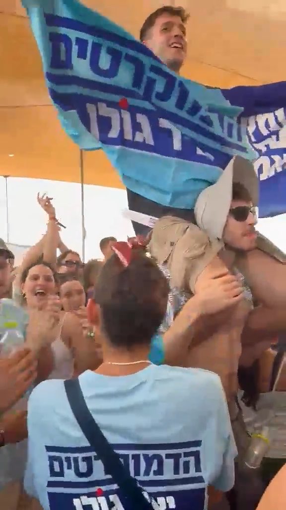 ככה נראית תקווה 💙 המוני צעירים באינדינגב שרים את "שיר לשלום" - אחרי 3 שנים של מלחמה אינסופית שלא הביאה שום ביטחון - רק מאות חיילים נופלים, כשכל החזיתות עדיין פתוחות, וכישלון מוחלט של הממשלה בכולן. הצעירים האלו חכמים וחפצי חיים. הם לא מאמינים ללוקשים שעוד מלחמות ו״ניהול הסכסוך״ בלי שום אופק יביאו ״ניצחון מוחלט״ או ביטחון. הם רוצים חיים נורמלים שבהם יוכלו ללמוד ולפתח קריירה ולא להיות מאות ימים במילואים, וגם לצאת לרקוד וליהנות במסיבות בביטחון ובשקט. הם מבינים שאם רוצים, אפשר לסגור חזיתות ולהחליף מלחמות נצח בהסדרים מדיניים שמביאים ביטחון ארוך טווח. יכול להיות פה בטוח וטוב יותר. הם בוחרים בחיים ובשינוי. גם אתם? אל תגידו יום יבוא, הביאו את היום! מדינה דמוקרטית, ליברלית, חופשית, שוויונית, בטוחה ומשגשגת 💙🇮🇱🕊️ רק עוד 10 ימים לשינוי 🗳️ הביאו את היום! הדמוקרטים