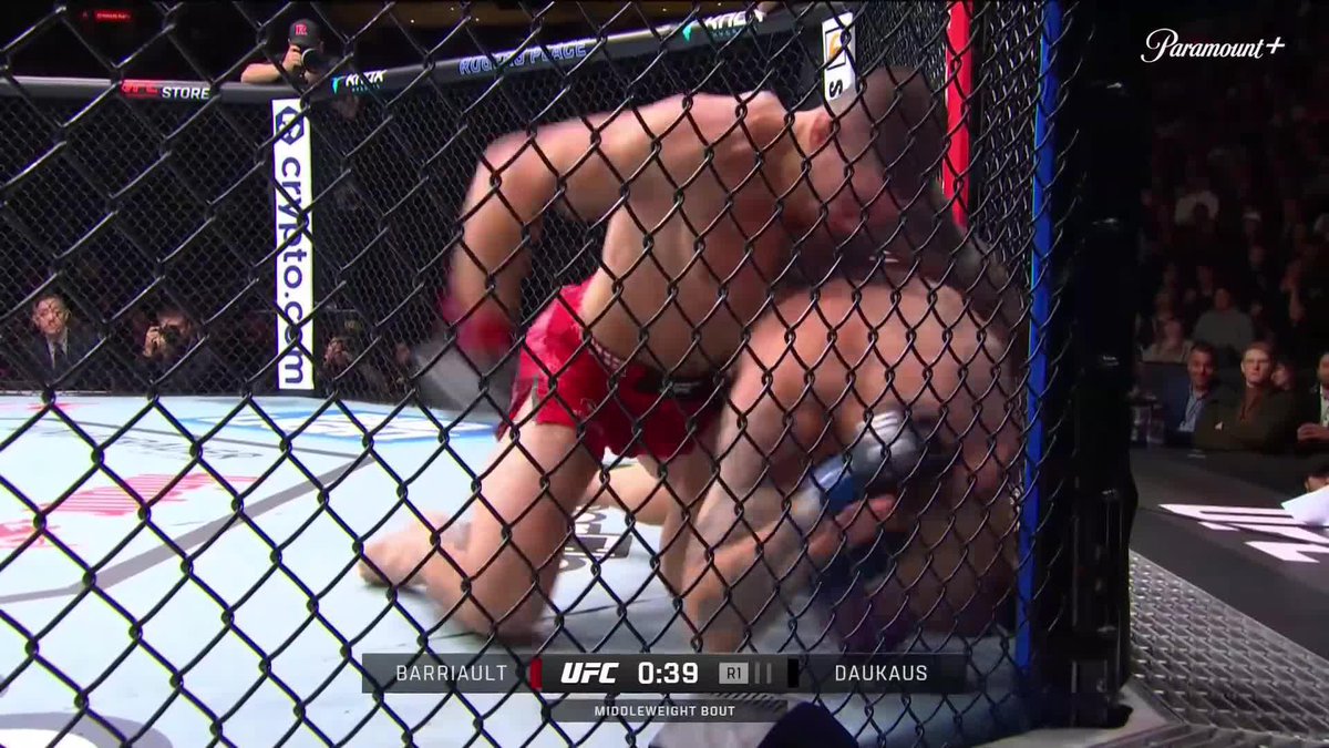 Marc-Andre Barriault gets it done at home 😮💨 Kyle Daukaus has now lost again after the White House event #UFCEdmonton