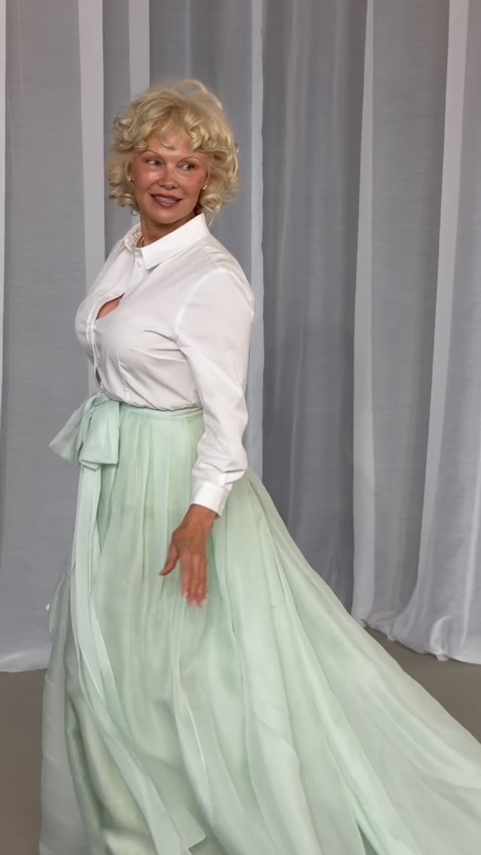 Pamela Anderson stuns on the carpet at the Academy Museum Gala. ✨ 🎥: @jpasc24