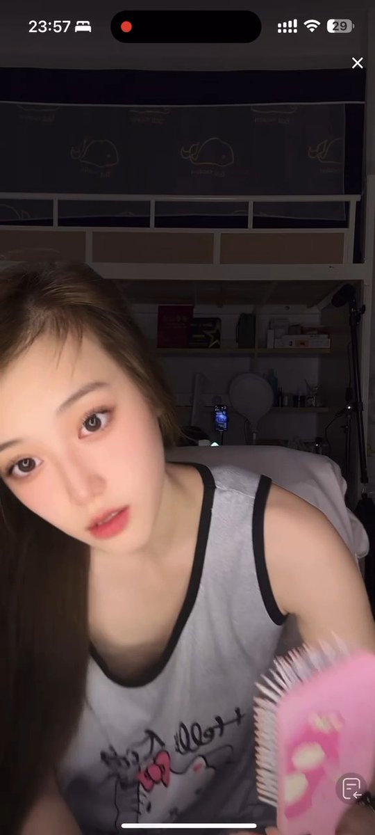 这颜值在大学里算小美了吧😄