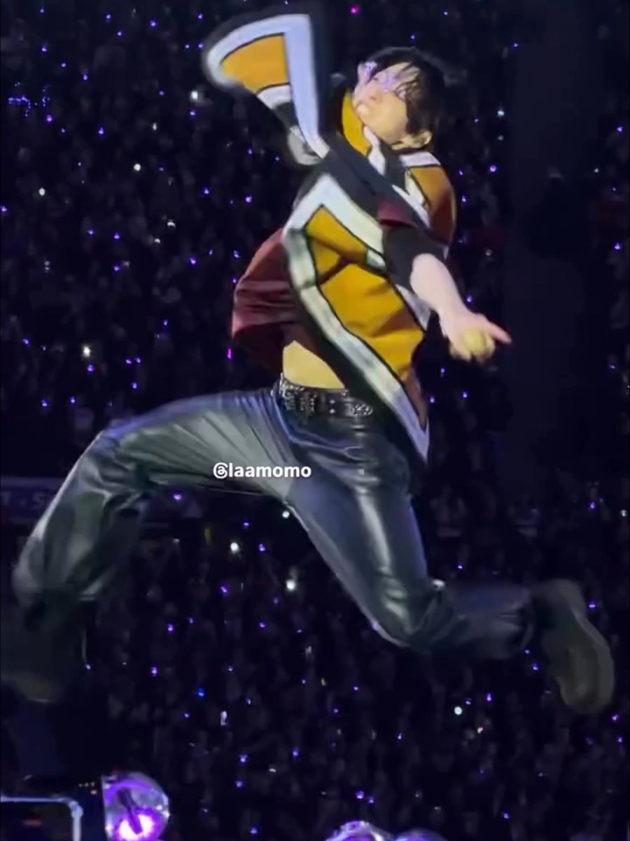 jungkook’s high jump during ‘JUMP’😭
