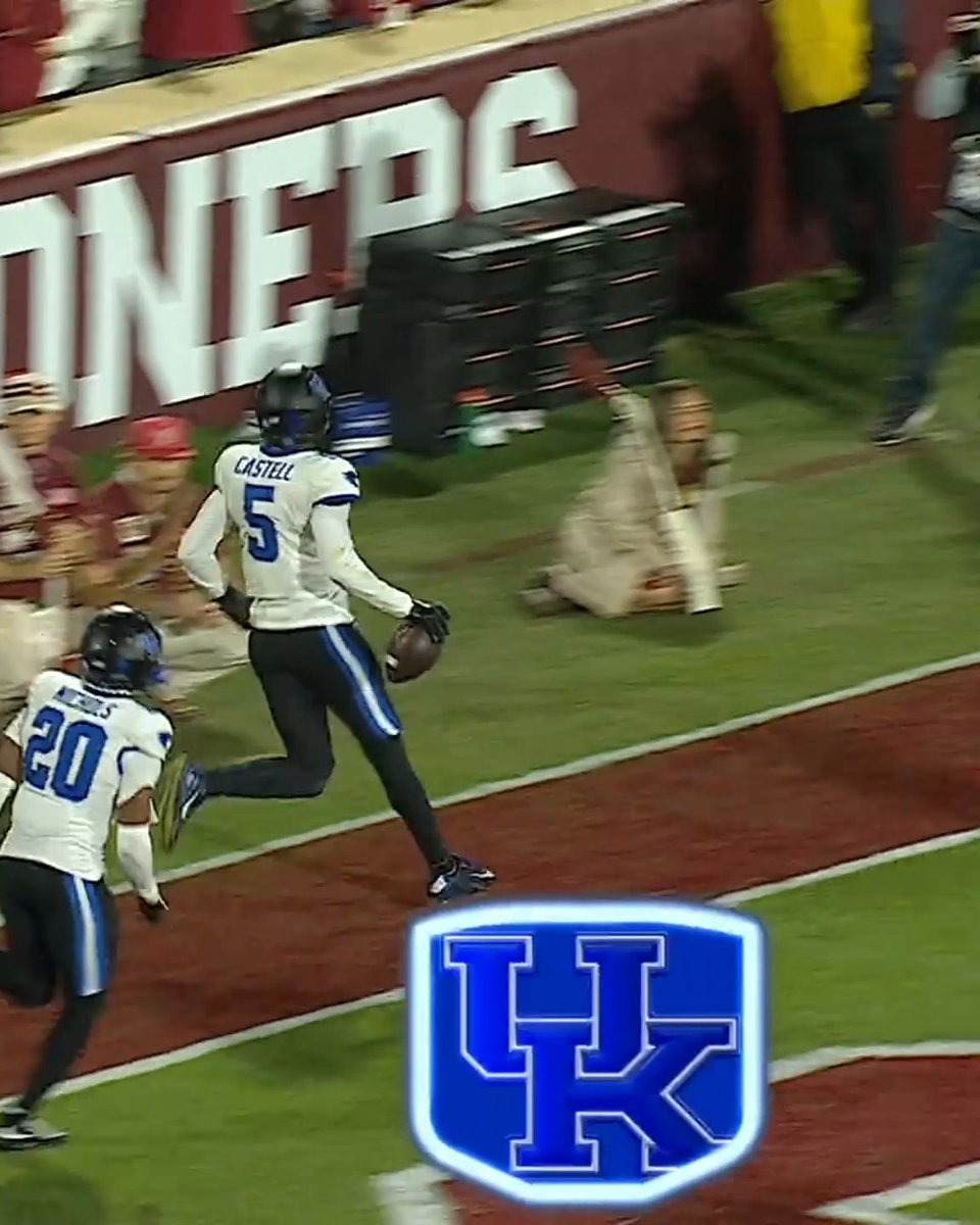 KENTUCKY PICK-SIX OFF JOHN MATEER LATE IN THE 4TH 🚨