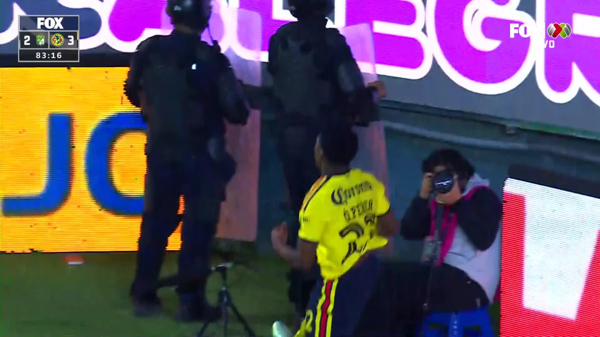 ¡El nivel de pegada que tiene el Club América es otra cosa! 🦅💛 Perea de inmediato respondiendo con el CUARTO tanto de las Águilas de hoy. #LaLigaDeLaAfición✨ | #J12 | #AP26 | #LEOAME