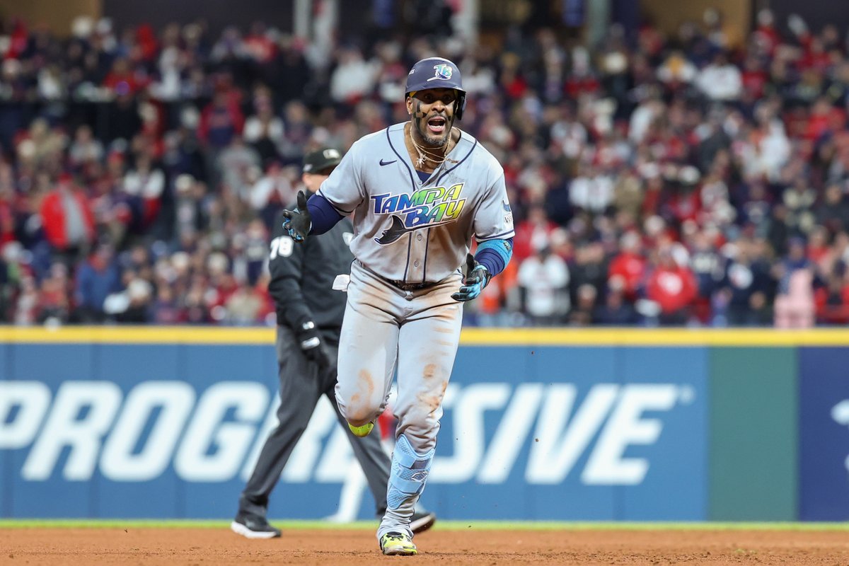 YANDY DÍAZ BREAKS THIS GAME OPEN 🤯 It's a 2-run shot that just gets over the wall 😮