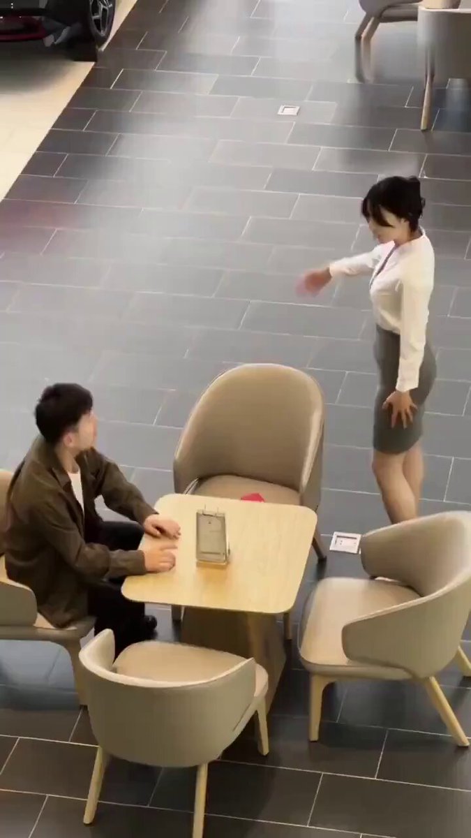 当她蹲下去的那一刻，车就已经卖出去了！