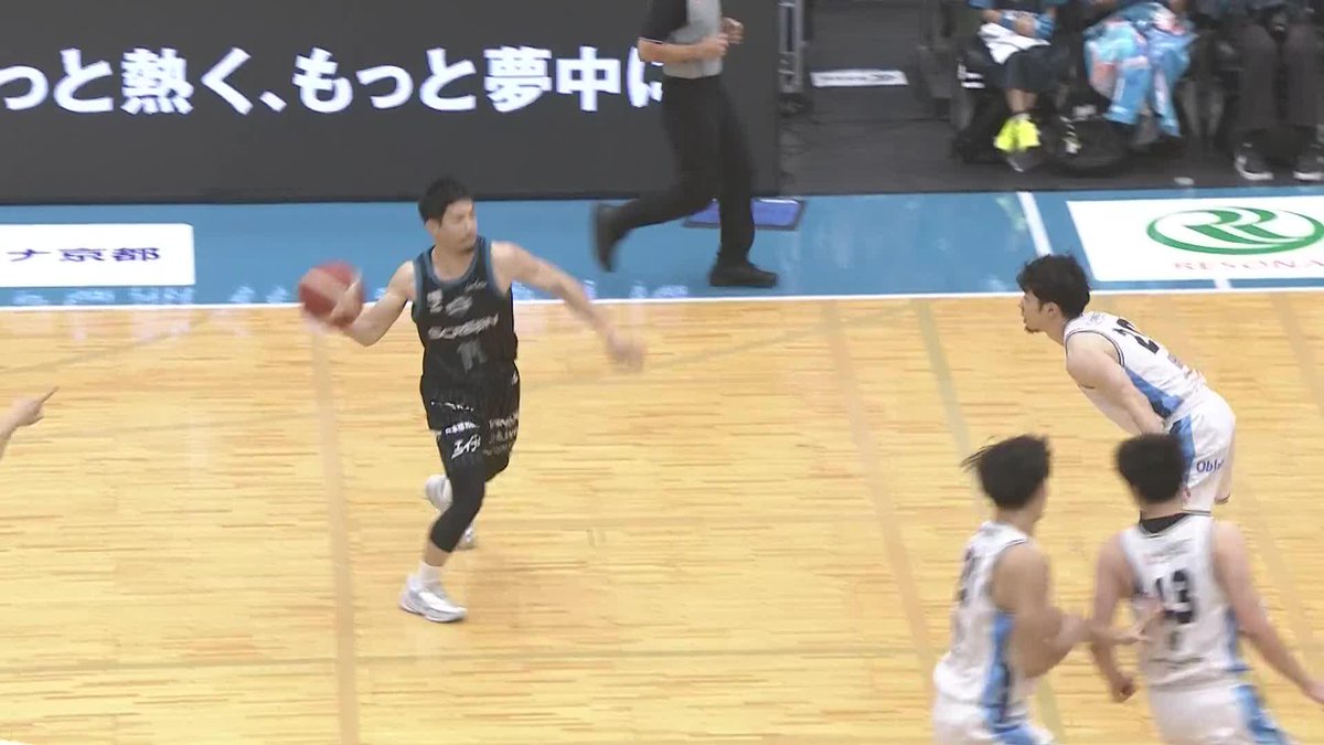 会場もどよめく! 岸本隆一のショットガンパス🔫💨 岸本隆一 Kishimoto Ryuichi angelo caloiaro 京都ハンナリーズ 📡バスケットLIVEで生配信中 #Bリーグ #りそなグループ
