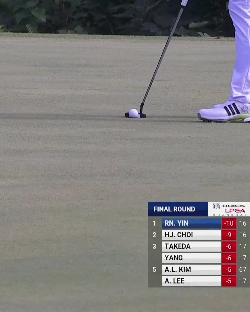 RUONING. YIN. She birdies 17 to take a two stroke lead 💪