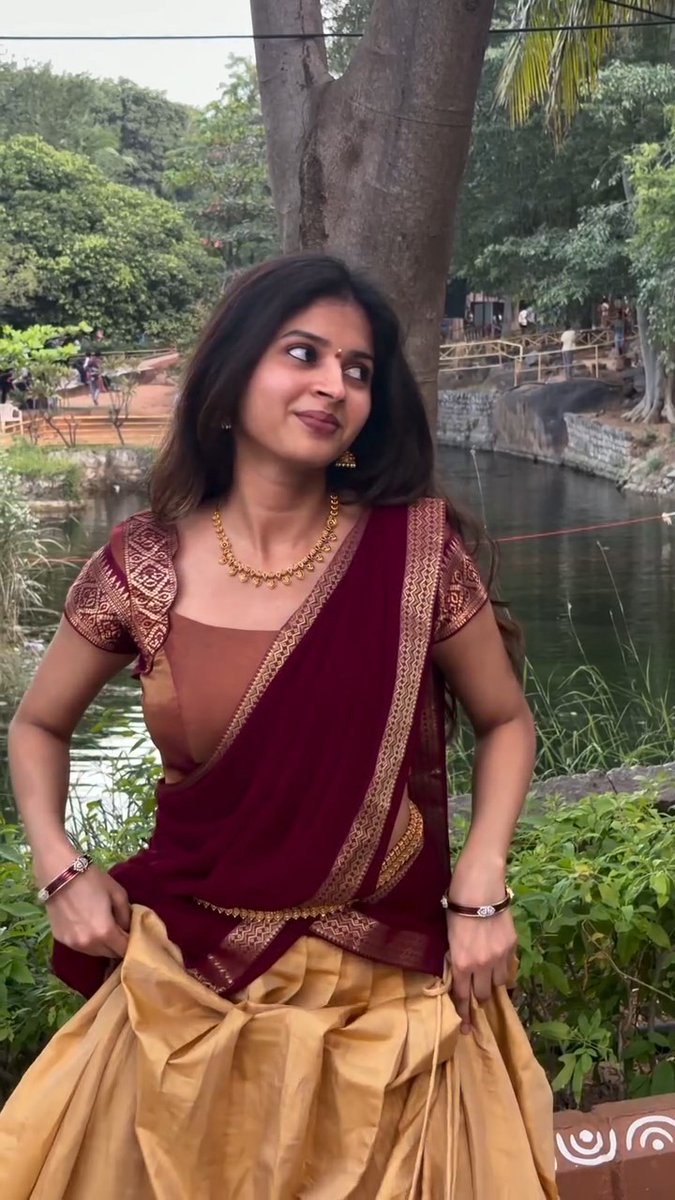 Half saree lo adhiripoyaaru 🫠😗💓