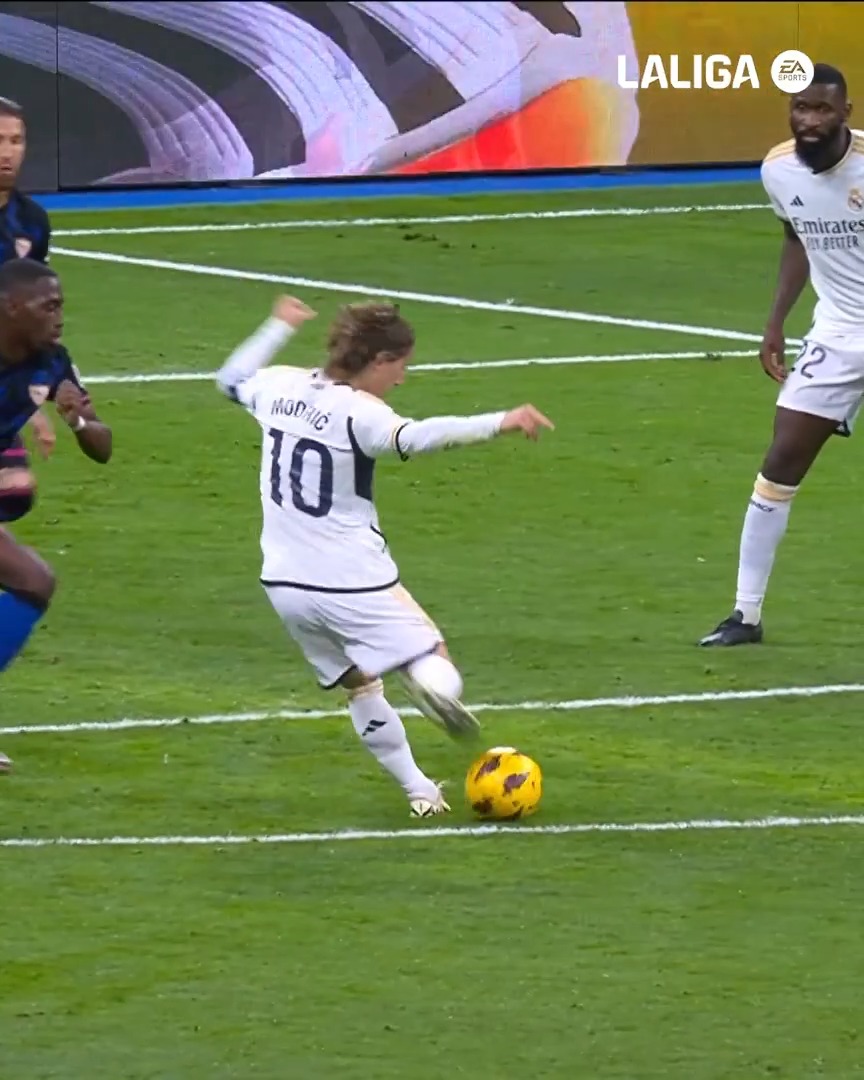 🤍 ¡La 𝐆𝐄𝐍𝐈𝐀𝐋𝐈𝐃𝐀𝐃 de Luka Modrić en el RealMadridSevilla! LALIGAEASPORTS