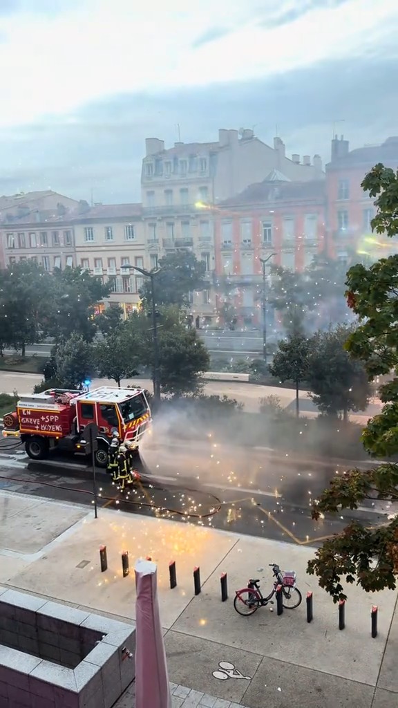 Des vidéos remontent encore. On a vu qu’une partie. #17octobre
