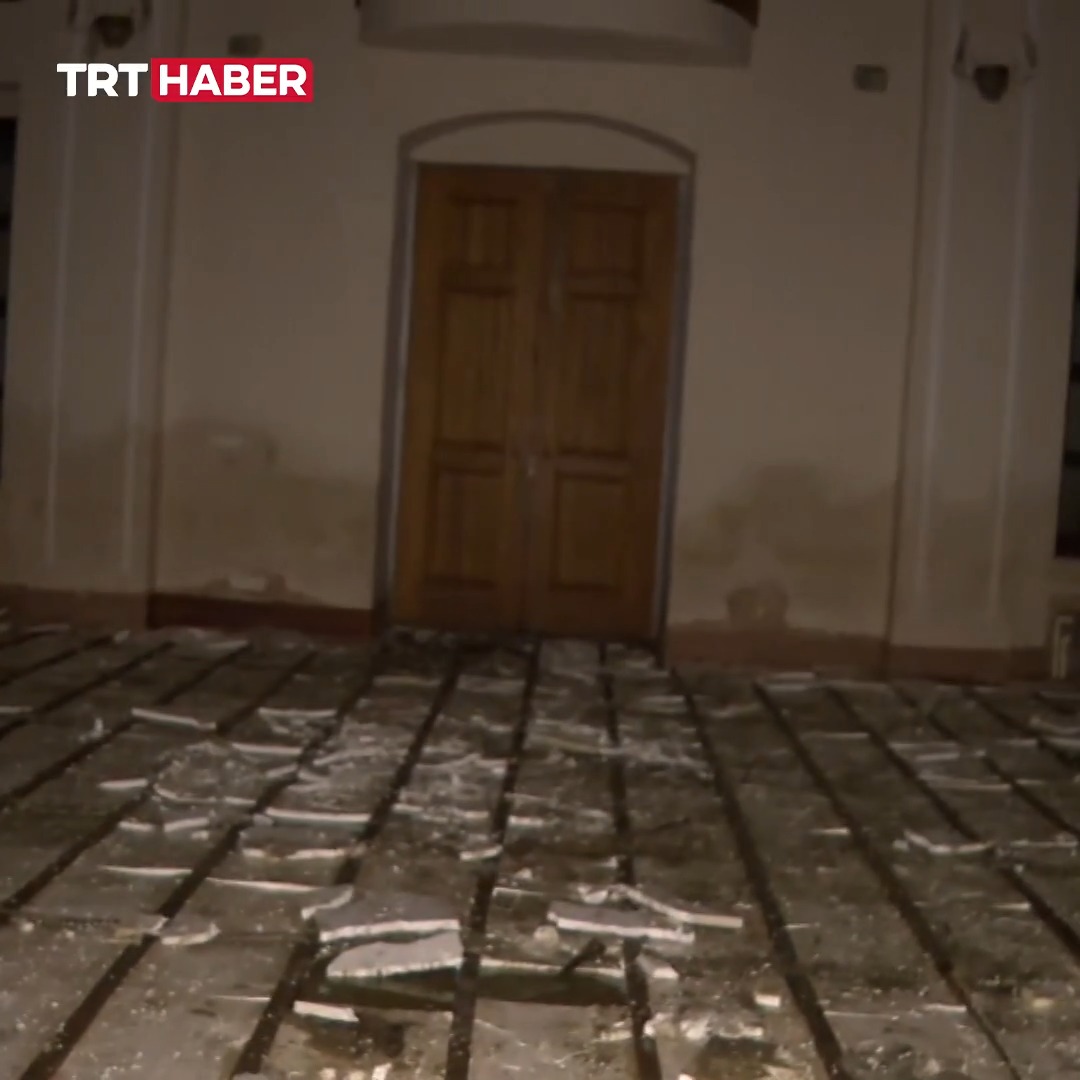 🇹🇷 | Las inundaciones en Estambul también dañaron la mezquita Sadabad, de 300 años de antigüedad. En la mezquita ubicada en Kağıthane, el nivel del agua subió hasta la altura de la cintura, causando graves daños en el suelo.