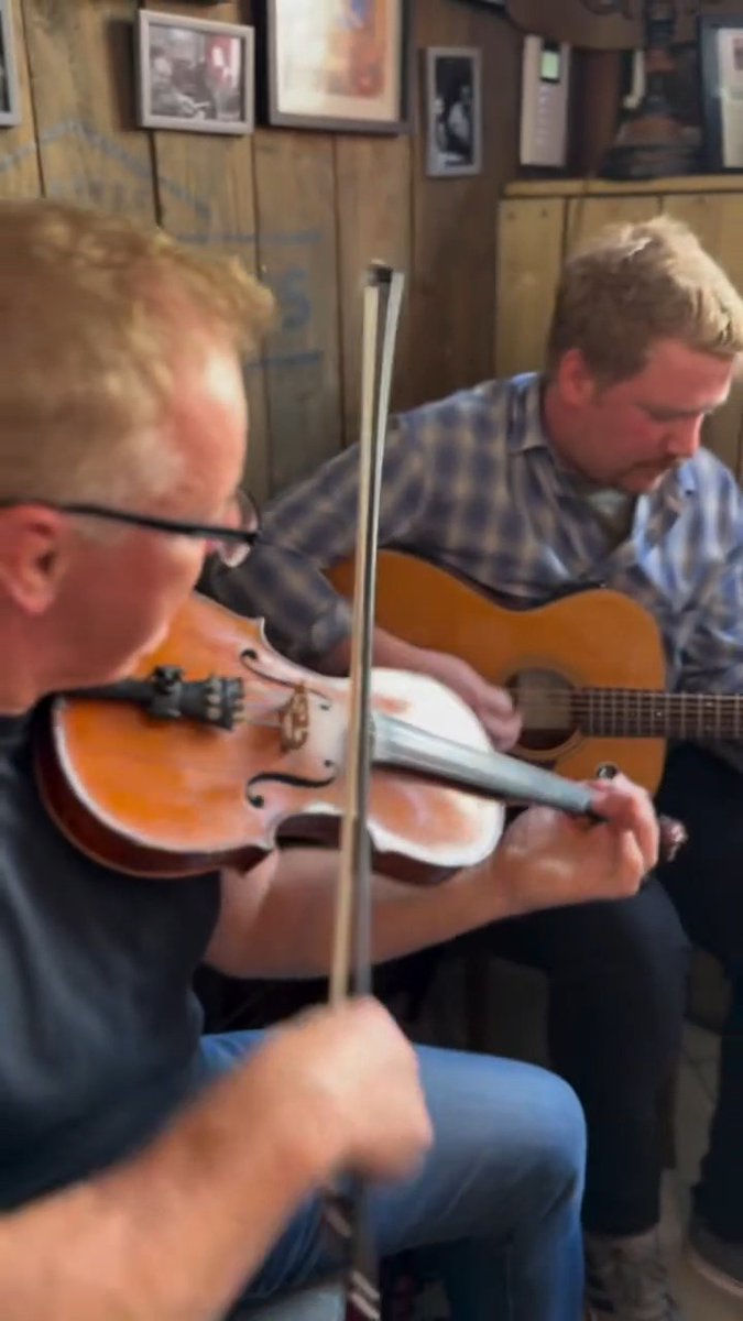 A Sunday session MacGregor's Bar, Inverness .This authentic Highland pub is renowned for its brilliant traditional Scottish music, mouth-watering food, extensive whisky collection, local craft beers and spirits, and irresistable cocktails. 🏴💙🎶🍻🥃