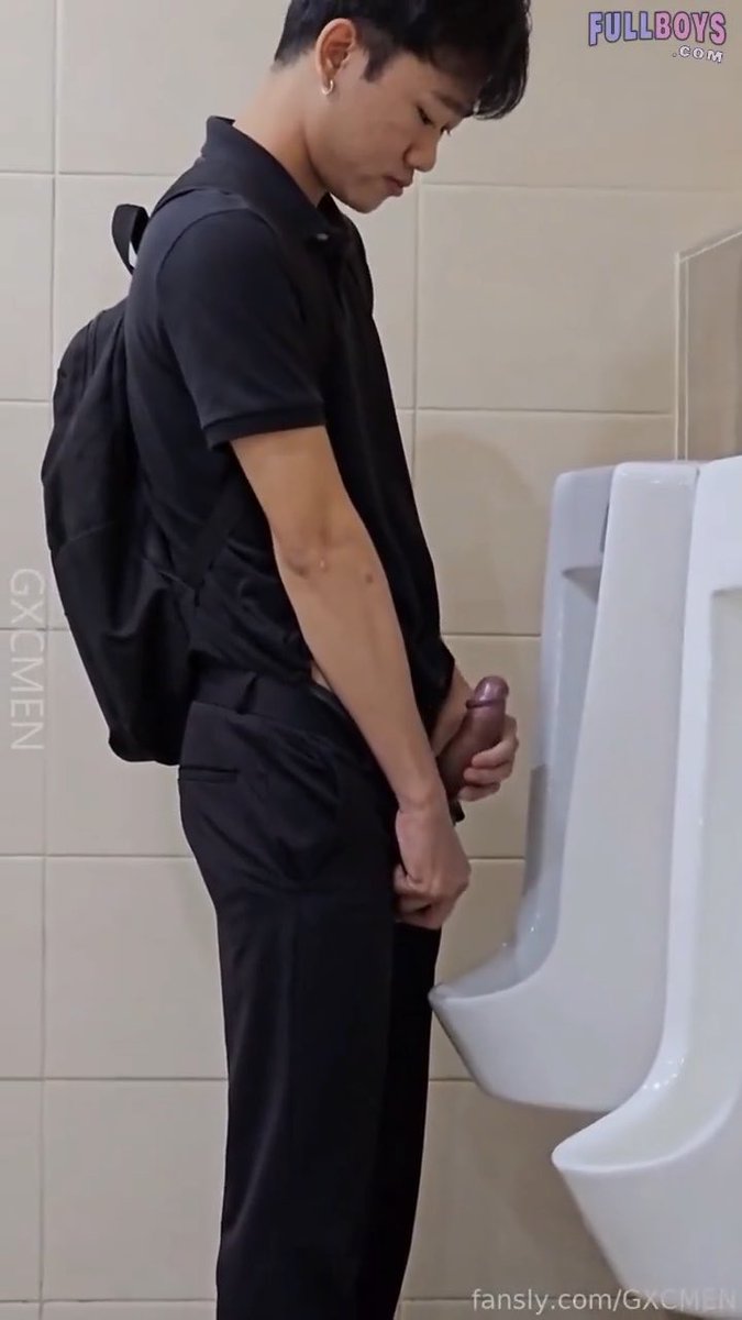火车站隔老远就看到直男帅哥的大包😍 跟着一起来到公厕🚾没想到竟然硬了 开始勾引🍆又大又粗🥰 最后射了一嘴成功得吃💦 正品Rs🐧485237671 #Gay #勾引 #直男 #Rush #男男 #男同用品