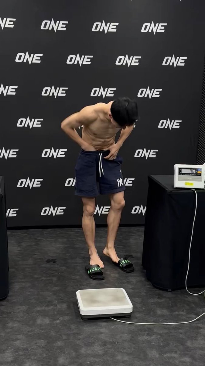 นักมวยทถอดกางเกงในช่างน้ำหนัก ถอดออกมาผู้คนตะลึง พร้อมใจกันว่า มันน่ารักจัง ☺️🥰