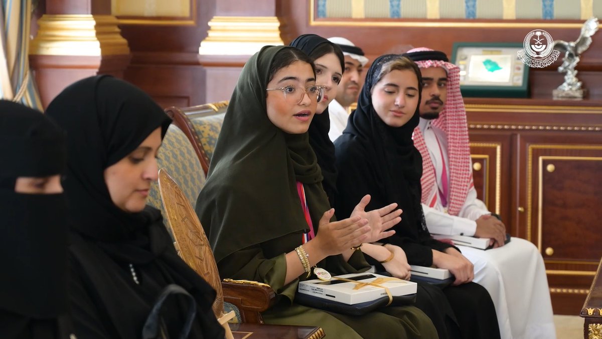 🎥 | سمو نائب أمير منطقة #المدينة_المنورة يكرّم طلاب وطالبات إدارة تعليم المدينة المنورة الفائزين في عدد من المنافسات الدولية.