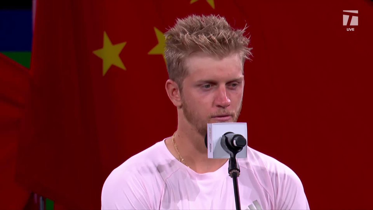 El discurso completo de Alejandro Davidovich Fokina, campeón del Masters 1000 de Shanghai: 🗣 "En primer lugar quiero felicitar a Rafa. Tienes solo 20 años, pero tienes un futuro enorme y vas a estar aquí muchas veces. Eres un gran jugador y una gran persona, así que muchas felicitaciones por lo que estás logrando en tu primer año, es increíble. Y a tu padre, lo que están haciendo es... no puedo describirlo con palabras, así que muchas felicidades y con certeza vas a ser campeón aquí." 🗣️ "No puedo describir este tipo de momentos. No sé cómo decirle a mi equipo lo que logramos durante este año. No fue un año fácil, hubo muchas lesiones, pero seguimos creyendo. Ustedes creyeron en mí todo el año, siguieron empujando. Sabían que tengo este potencial y me dieron este tipo de mentalidad. Quiero agradecer a todo mi equipo, a toda mi familia y a mi esposa, simplemente porque creen en mí todos los días, en que puedo ser uno de los mejores jugadores del mundo. Estoy muy agradecido por todo lo que hacen por mí, así que muchas gracias a ellos." 🗣 "Este será un recuerdo para el resto de mi vida. Ganar mi primer Masters 1000... están haciendo un gran evento aquí, lo hacen muy fácil para todos los jugadores y para todo el personal. Todo es muy cómodo, así que quiero agradecerles mucho a ustedes porque sin duda esto será un gran recuerdo para el resto de mi vida". 🗣 "Y por último quiero agradecer al personal, a los alcanzapelotas, a los encordadores, a quienes cocinaron para nosotros. Fueron dos semanas increíbles, ya llevo dos semanas aquí en Shanghái, así que se sintió increíble terminar así. Quiero agradecer a todo el personal que hace posible este torneo y a todos los aficionados chinos, gracias por su apoyo desde el primer día".