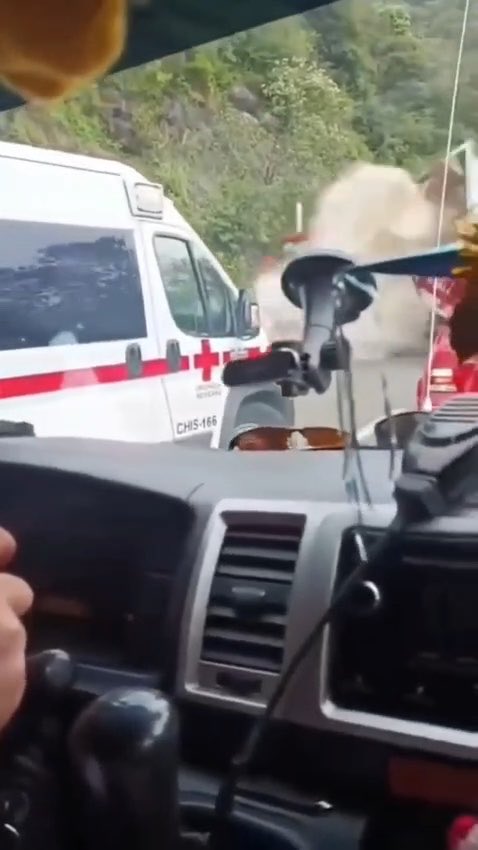 En la carretera Tuxtla Gutiérrez hacia San Cristóbal de las Casas, en #Chiapas, un tráiler de Coca-Cola impacto a varios vehículos que estaban detenidos por otro accidente que había ocurrido en la zona; hay dos fallecidos y 14 lesionados. #Video 🎥👇🏽
