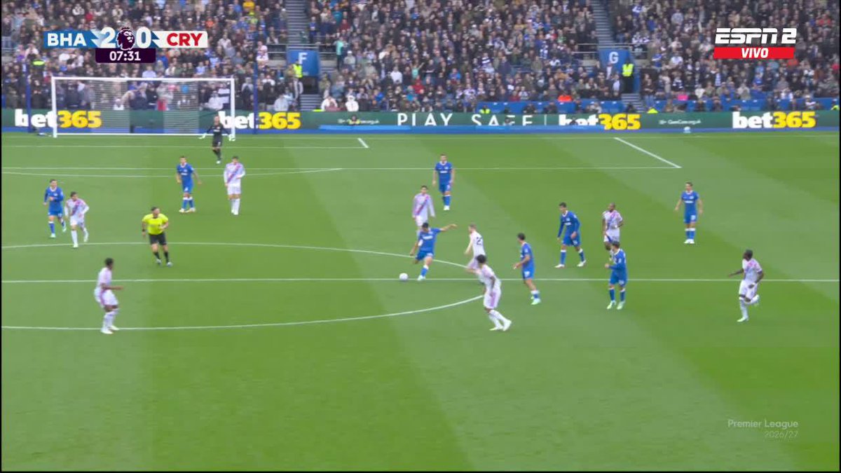 ¡LOCURA GUARANÍ EN INGLATERRA! Diego Gómez lo vio adelantado a Walter Benítez, le pegó desde la mitad de cancha y marcó un golazo digno de PUSKAS para el Brighton ante Crystal Palace. 📺 Mirá la Premier League por ESPN en el Plan Premium de #DisneyPlus