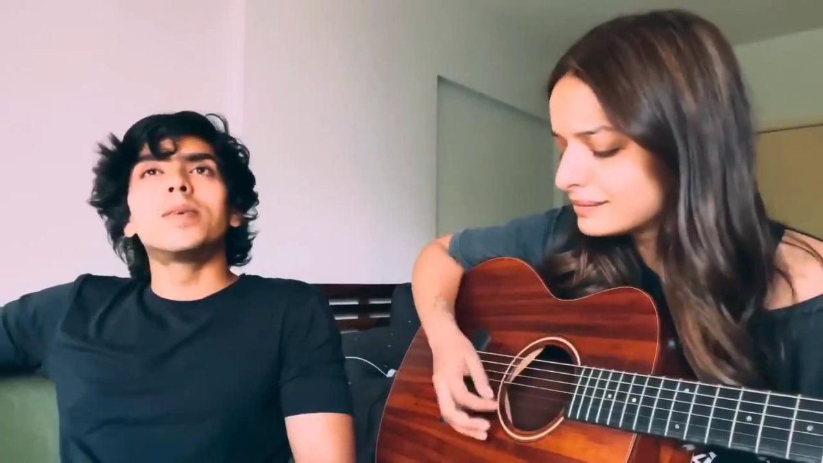 Mujhe tum nazar se<3