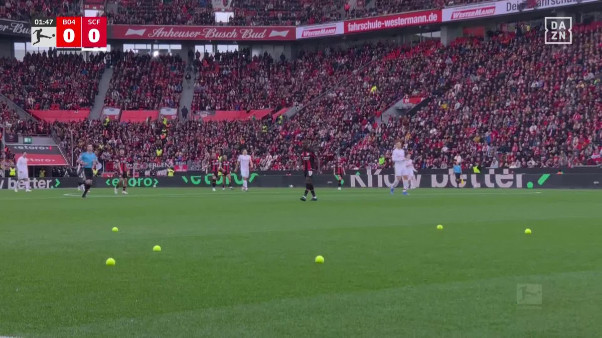 MENUDA IMAGEN 😮 La impresionante protesta de la afición del Friburgo por la nueva normativa que impide llevar objetos de animación a los visitantes... ¡CONVIRTIENDO EL BAYARENA EN UNA PISTA DE TENIS!🎾🎾🎾 #BundesligaEnDAZN ⚽🇩🇪