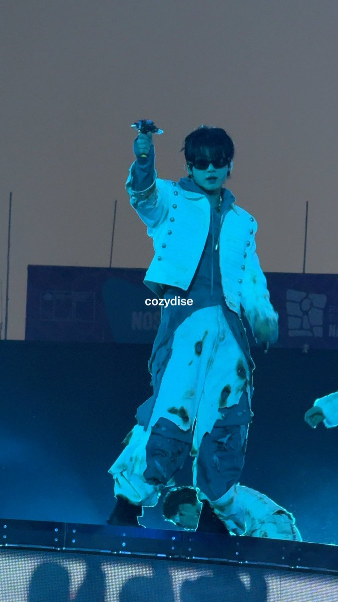 jungkook agarrando el dron durante Run bts 🙂↕️ #BTS_WORLDTOUR_ARIRANG_SANTIAGO #ARIRANGWorldTour #BTS #JUNGKOOK #정국