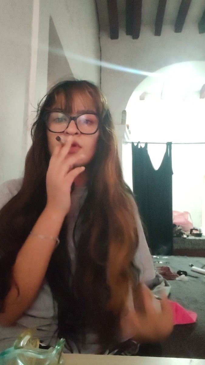 chica adicta se disocia mientras fuma un porro xd #drugstwt