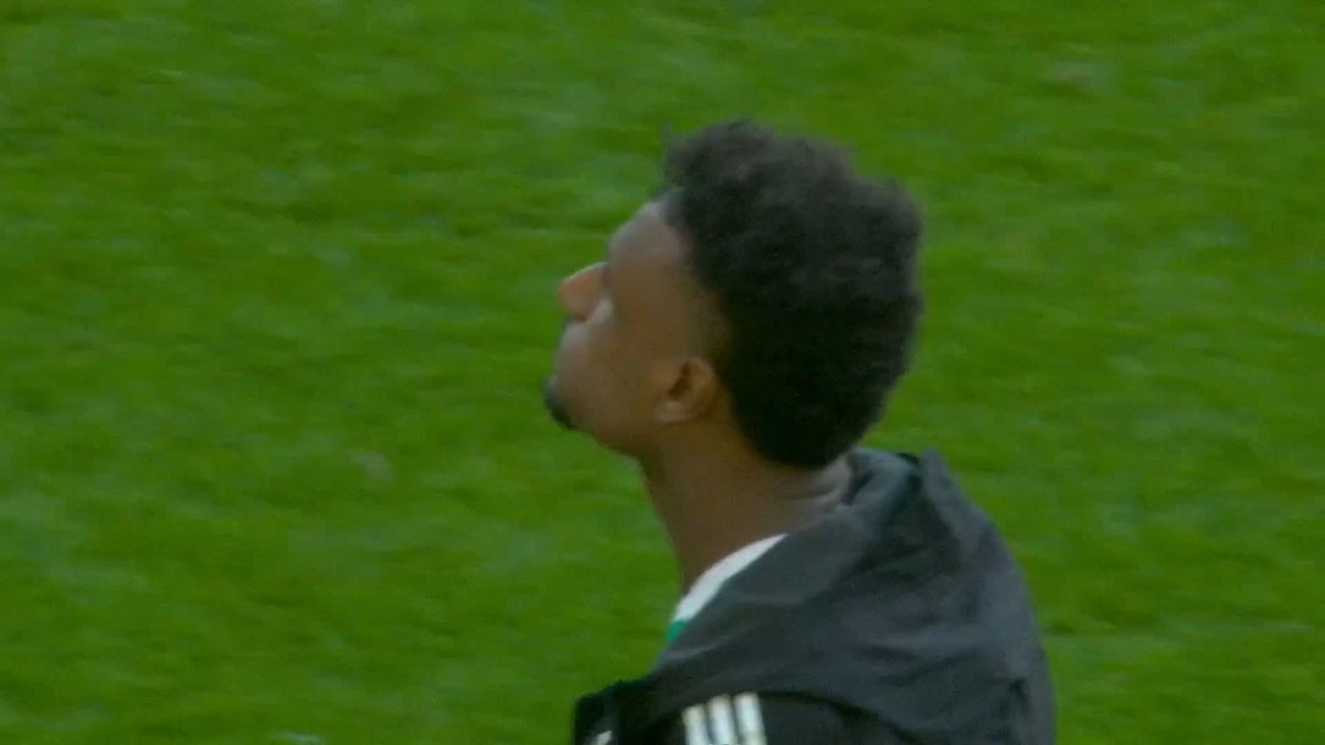Callum Osmand celebrates with Celtic fans at full-time 🕺