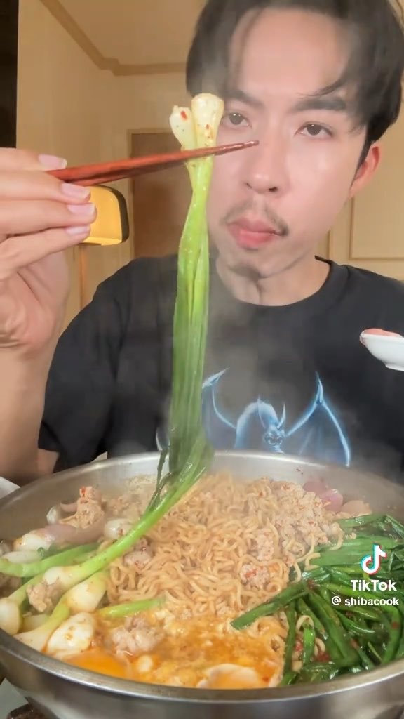 มาม่า=ทุกยี่ห้อ😆😂 เข้าใจเจ้าของคลิปนะเพราะเราบางทีก็เรียกเหมารวมอะ คนไทยแกเอาไรมากก🤨🥹พูดผิดหน่อยเดียวเอง ว่าแต่…ฟ้อนฟองออก คืออีหยัง😂 ทำน่ากินจังอะลำบากต้องไปทำตามอีกแล้ว!