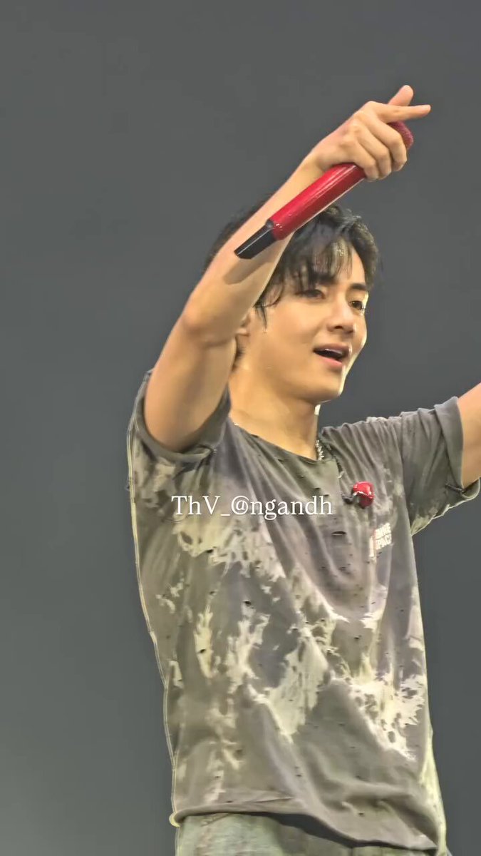 Namjoon wasn’t lying when he said that Chilean ARMYs have been the loudest when it comes to singing ARIRANG, just look at how happy Taehyung is, smiling, happier and jumping as he witnesses that moment 🇨🇱😭😭😭😭😭