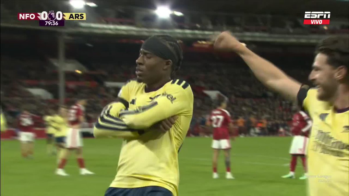Tremenda bicicleta y gol de Noni Madueke que le está dando la victoria al Arsenal. Es un GOLAZO: ⚽️🔥