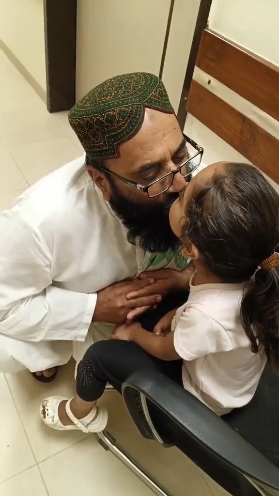 اک باپ کا اپنی بیٹی سے محبت کا انداز ۔۔ یہ ویڈیو بہت وائرل ہوی ہے لوگوں نے بہت تنقید کی ۔۔ بچی کے والد نے جب اتنی تنقید دیکھی ۔۔ تو اس نے وضاحت دی کہ میری بچی کے دل میں سوراخ ہے میں نے جو کیا باپ کی محبت میں کیا میری بیٹی کی صحت کیلے دعا کریں ۔۔ قصور تنقید کرنے والوں کا بھی نہی ہے کیونکہ سوشل میڈیا پر ویوز کیلے بھی یہ سب کیا جارہا ہے ۔۔ ہم اک باپ کی نیت پر شک نہی کر سکتے مگر میرے خیال میں احتیاط کرنی چاہیے بچی کے سر پر ہاتھ رکھ سکتے ہیں اور اگر زیادہ محبت ہے تو اس کی پیشانی چوم سکتے ہیں ۔۔ کیونکہ ہمیں نہ صرف یہ سیکھایا گیا ہے بلکہ ہم نے اہنے گھروں میں بزرگوں کو یہ سر پر ہاتھ رکھتے ہوے دیکھا ہے ۔۔ اب اگر اسلام میں دیکھا جاے تو بچوں سے پیار کی تاکید کی گئی ہے علما کرام بھی یہی کہتے ہیں بچوں کو بوسہ لیتے وقت پیشانی اور سر کا انتخاب کریں ۔۔ کیونکہ پیار جتانے کے بہت سے خوبصورت طریقے ہیں جیسے سر پر ہاتھ پھیرنا گلے لگانا پیشانی چومنا اس کے ساتھ وقت گزارنا اس سے کھیلنا ۔۔ اگر میں تحریر میں بچی کی بیماری کا حوالہ نہ دیتا تو شاید اپکو یہ ویڈیو نارمل بھی نہ لگتی اور اپکو بھی غصہ اتا ۔۔ مگر بہت سے لوگ ویوز کیلے یہ سب کر رہے ہیں جنکی حرکات کسی طور پر بھی نارمل نہی لگتی ۔۔